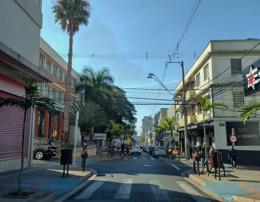 oa-parte-das-lojas-optou-por-nao-funcionar-neste-domingo-em-botucatu-comercio-lojas-amando