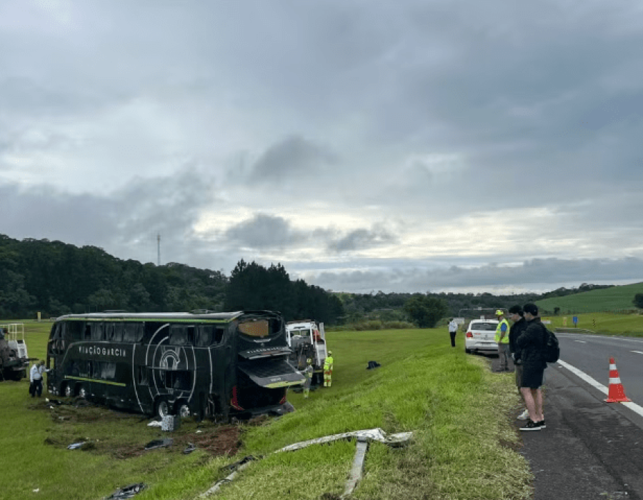Ônibus de dois andares com 34 pessoas tomba em Itatinga (SP) — Foto: Adriano Baracho/TV TEM