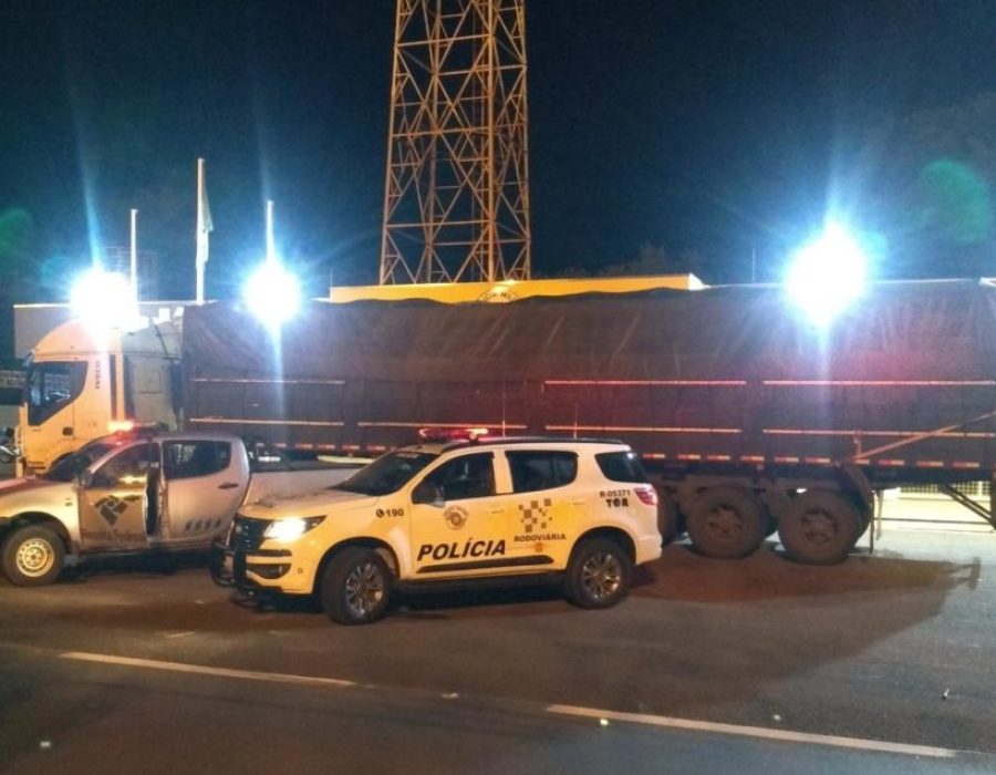 policia-rodoviaria-localiza-cigarros-contrabandeados-em-carreta-cigarro-1024x637