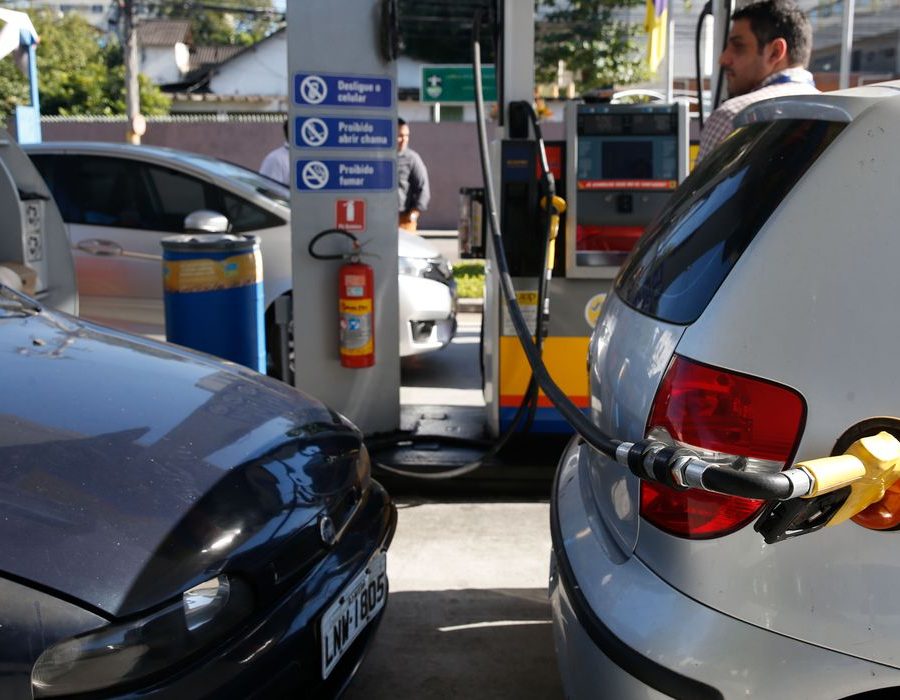 Posto de combustIvel, em São Cristóvão, na zona norte da cidade, recebe gasolina e volta a abastecer,  gerando enormes filas de carros e motos.