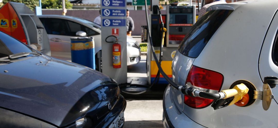 Posto de combustIvel, em São Cristóvão, na zona norte da cidade, recebe gasolina e volta a abastecer,  gerando enormes filas de carros e motos.