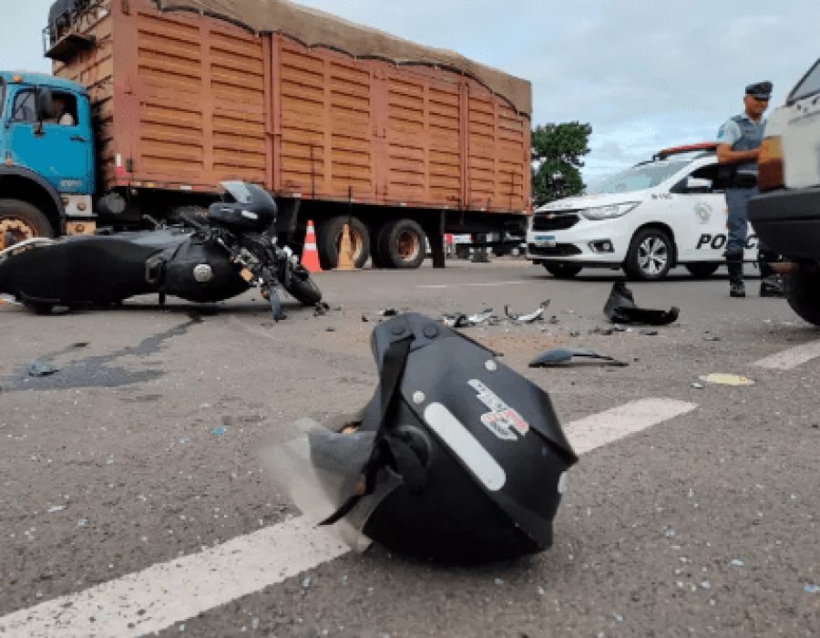 qcidente moto e caminhão