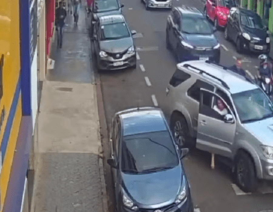 Caminhonete é roubada com vítima dentro na região central de Avaré (SP) nesta quinta-feira (22) — Foto: Reprodução/A Voz do Vale