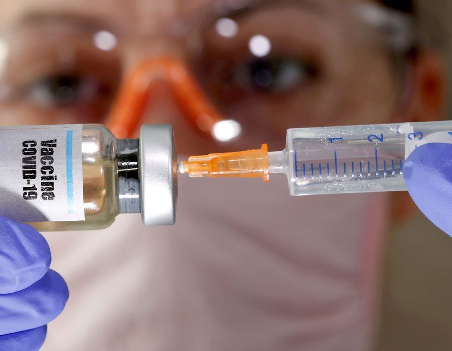 Mulher segura frasco rotulado como de vacina para Covid-19 em foto de ilustração
10/04/2020 REUTERS/Dado Ruvic