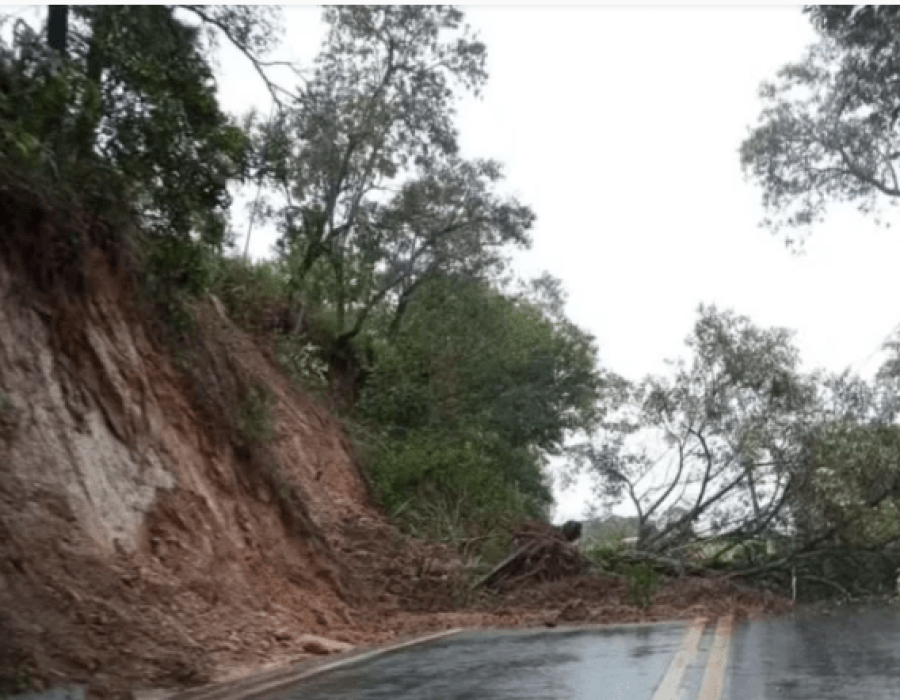 Rodovia que liga Alambari a Itapetininga é interditada após deslizamento de terra (Foto: Reprodução/Itapê Ordinária)