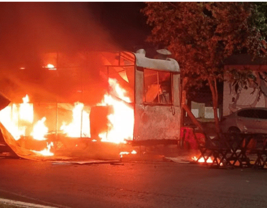 Fogo consumiu todo o trailer de lanche em Bauru (Foto: Arquivo pessoal)